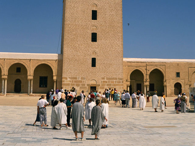 Власти Туниса запретили мусульманам, отмечающим в пятницу окончание месяца поста Рамадан и праздник Ид аль-Фитр, проводить коллективные молитвы вне мечетей на открытых пространствах