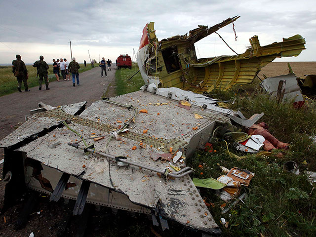 В годовщину авиакатастрофы малайзийского самолета Boeing 777 на востоке Украины, 17 июля, в разных странах мира проходят поминальные мероприятия в память о погибших