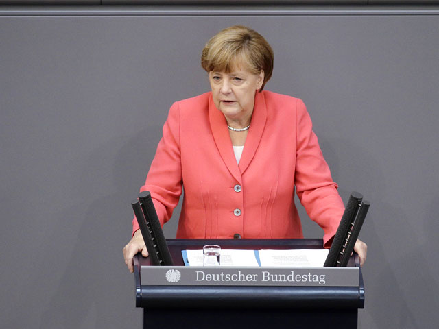 Меркель уговорила Бундестаг поддержать выделение Греции третьего пакета финпомощи