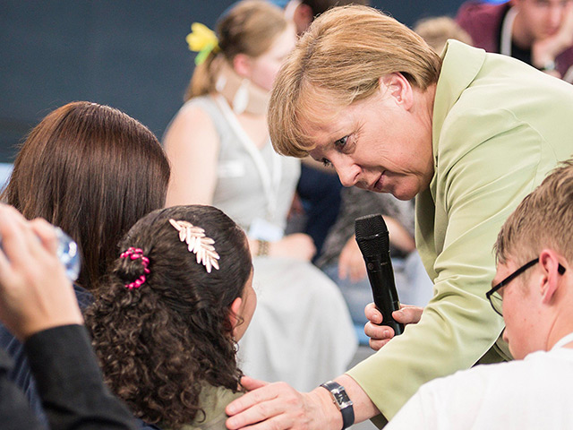 Девочка-беженка из Палестины Реем Сахвиль, которая расплакалась во время разговора с канцлером Германии Ангелой Меркель, вступилась за главу правительства