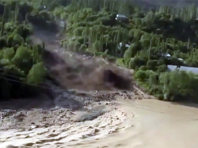 В результате перекрытия селевым потоком русла реки Гунд в Горно-Бадахшанской автономной области (ГБАО) на востоке Таджикистана были разрушены десятки домов, существует опасность дальнейшего затопления населенных пунктов