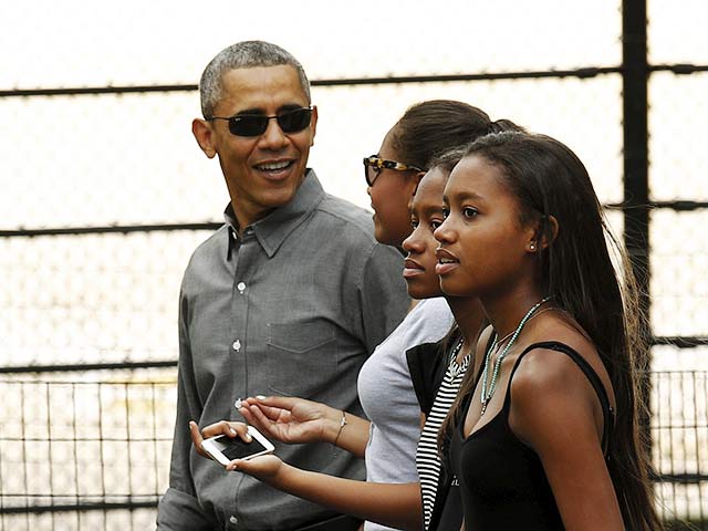 Президент США Барак Обама провел субботу, гуляя по Нью-Йорку в обществе своих дочерей - Малии и Саши