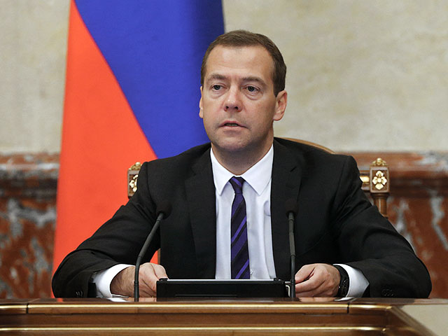Медведев поручил Роструду открыть для граждан базу данных "Работа в России"