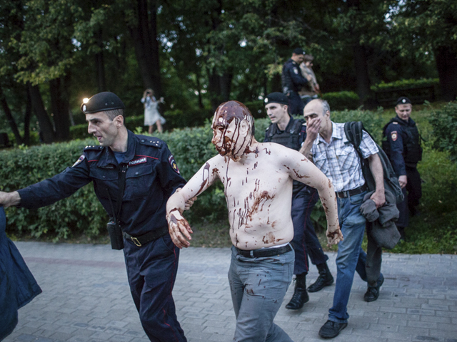 На юго-западе Москвы сотрудники полиции пресекли несанкционированный с властями "марш ватников". По данным "ОВД-Инфо", рядом со смотровой площадкой на Воробьевых горах задержаны шестеро оппозиционеров