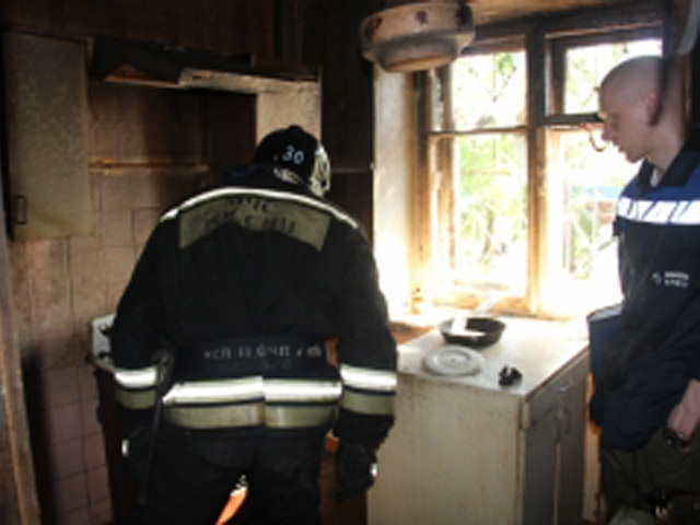Не менее трех человек пострадали при пожаре в жилом доме на Вологодской улице в Хабаровске. Возгорание произошло после взрыва газового баллона