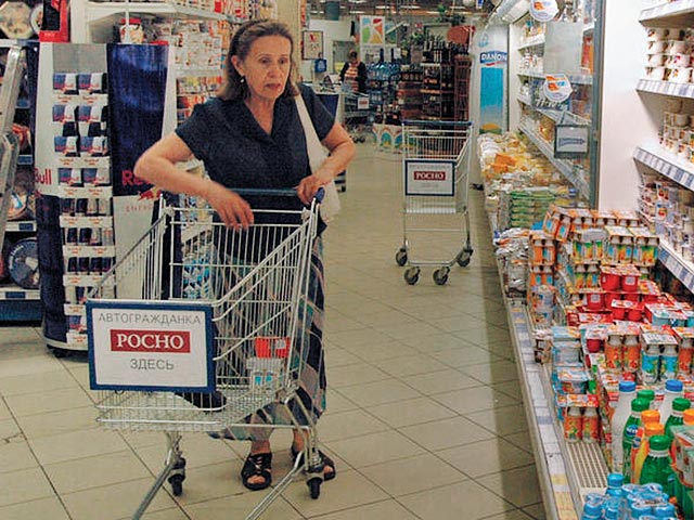 За первую половину 2015 года стоимость минимального месячного набора продуктов питания в среднем по России подорожала на 14,3%, а реальная начисленная зарплата россиян сократилась на 8,5%, следует из данных Росстата