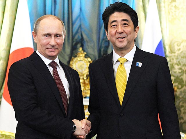Меньше месяца назад президент РФ Владимир Путин согласовал с премьер-министром Японии Синдзо Абэ свою грядущую поездку в Токио. Теперь же позиция японской стороны поменялась