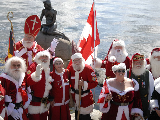 Санта-Клаусам, оказывается, есть чем заняться в жаркий летний период - они съезжаются на масштабный фестиваль, чтобы увидеться со своими коллегами из множества стран и пройтись "бородатым парадом"