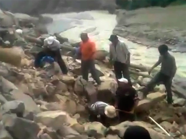 Правительство Таджикистана обратилось к мировому сообществу с просьбой о помощи после разгула стихии. Селевые потоки и оползни вызвали значительные разрушения сразу в нескольких регионах страны, сумма причиненного ущерба превышает 100 млн долларов