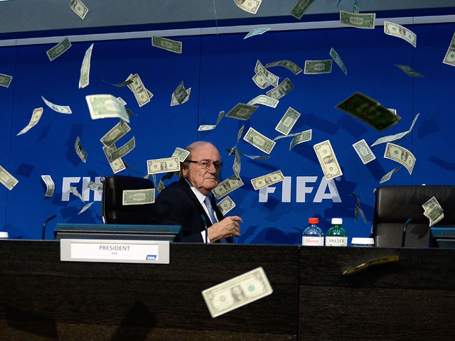 ФИФА подала иск на комика, который кинул в Блаттера долларами