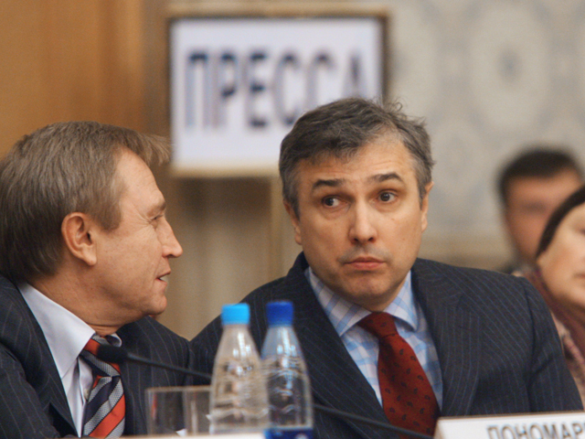 Генеральный директор НТВ Владимир Кулистиков (справа) покидает свой пост, пишут "Ведомости" и "Коммерсант"