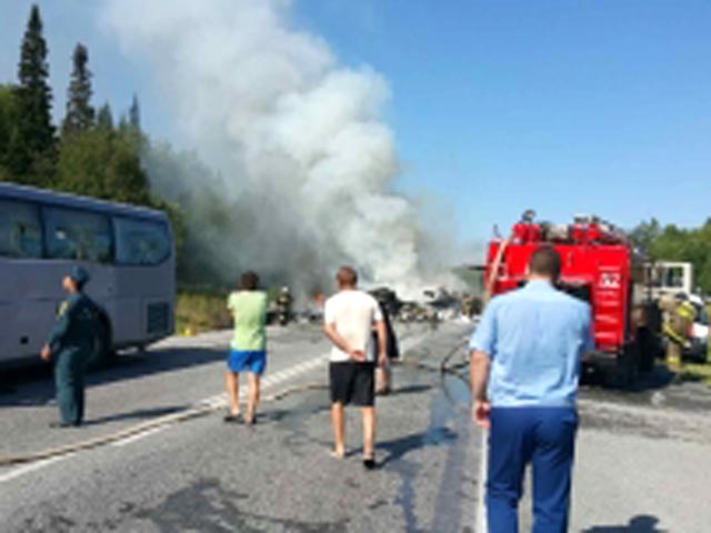 Не менее 11 человек погибли в результате столкновения автобуса и грузовика в Красноярском крае