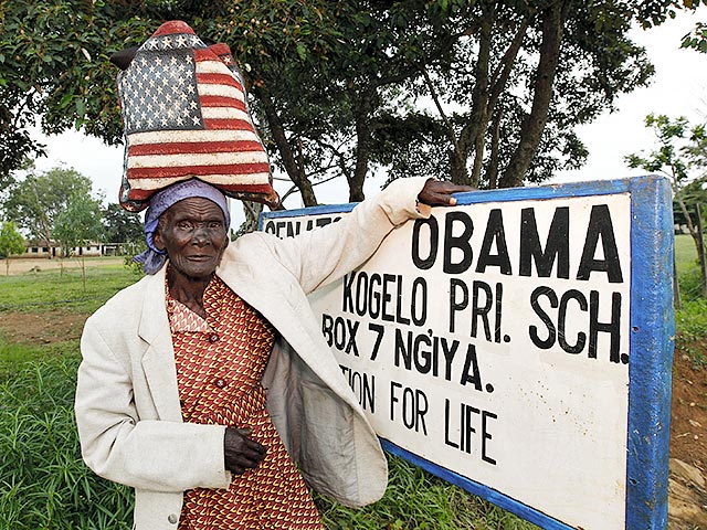 В Кении, куда президент США Барак Обама собирается прибыть 24 июля, из американского лидера сделали бренд. Лицо главы Соединенных Штатов красуется на футболках, которые продают на местном рынке в деревне Когело, где родился отец политика