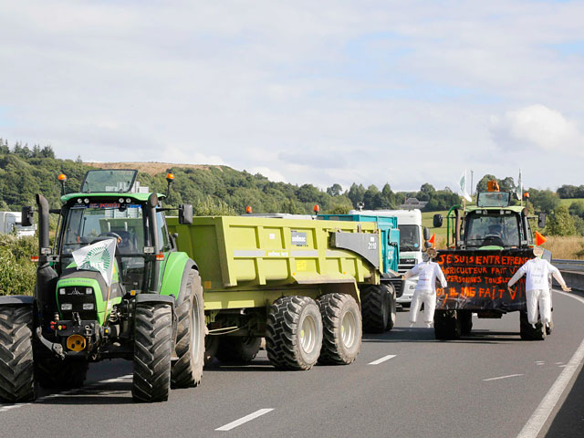 Французские фермеры договорились с властями о том, что будут пропускать транспортные средства