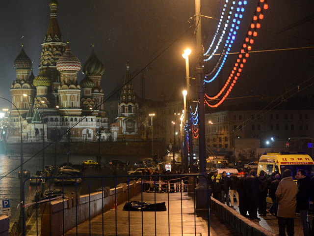 На месте убийства политика Бориса Немцова, который был застрелен на Москворецком мосту 27 февраля 2015 года