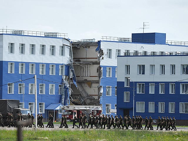 На трагедию в Омске, где в результате обрушения казармы 242-го учебного центра ВДВ погибли 24 военных, отреагировало российское правительство