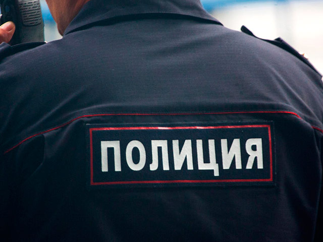 Полицейским в Комсомольске-на-Амуре удалось отпугнуть двух гималайских медведей от городского кладбища, где косолапых обнаружили 22 июля, сообщается на сайте УМВД по Хабаровскому краю