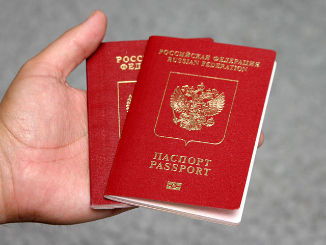 В Федеральной миграционной службе рассказали, что граждане России смогут получить второй загранпаспорт