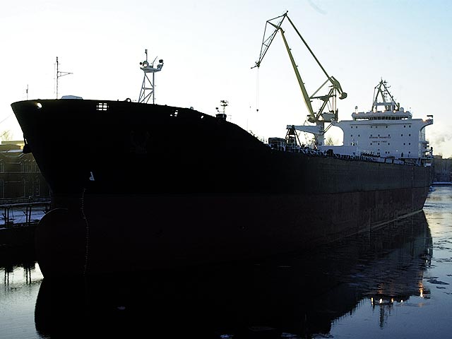 Российские пограничники задержали возле берегов Крыма украинский танкер-"призрак". Судно занималось незаконной скупкой и продажей топлива в открытом море