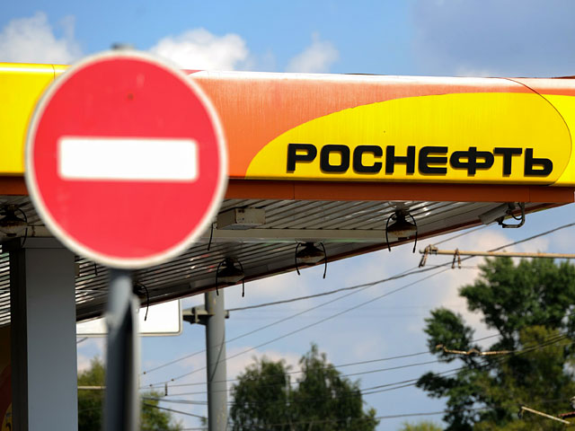 В руководстве крупнейшей нефтяной компании России заявили, что в ближайшие месяцы страна столкнется с дефицитом бензина. Это произойдет, если регулирующие ведомства РФ не поменяют налоговую политику, пояснили в "Роснефти"