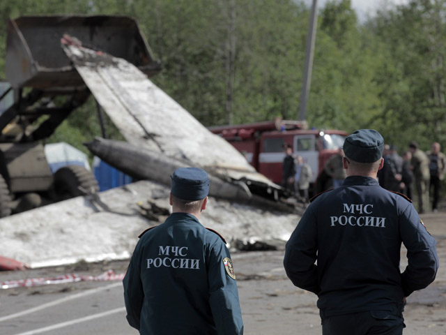 Причинами крушения самолета Ту-134 под Петрозаводском в июне 2011 года стали ошибки, допущенные тремя членами экипажа и наземными службами, установили в Следственном комитете
