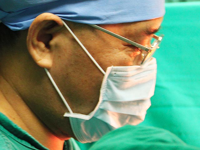 В Китае хирург прославился после того, как сделал операцию пациенту, несмотря на угрозу собственной жизни. Во время работы врач по имени Ху Фанбинь внезапно почувствовал сильную боль в груди