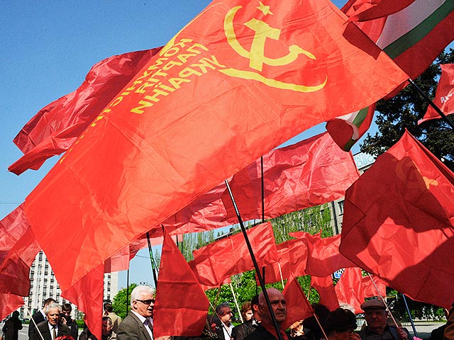 Вслед за запретом на "пропаганду коммунистического режима", который вступил в силу в конце мая после публикации в официальной парламентской газете, на Украине постановили, что коммунистическая партия (КПУ) не может быть субъектом политического процесса
