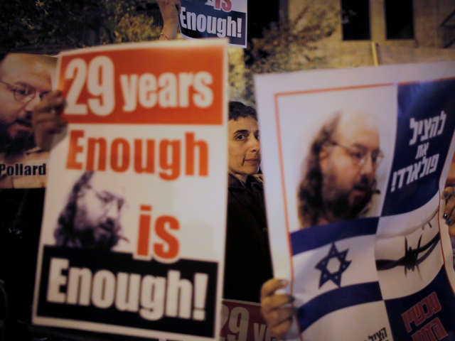Демонстрация с требованиями освободить Полларда перед отелем в Иерусалиме, где остановился госсекретарь США Джим Керри, 2 января 2014 года.