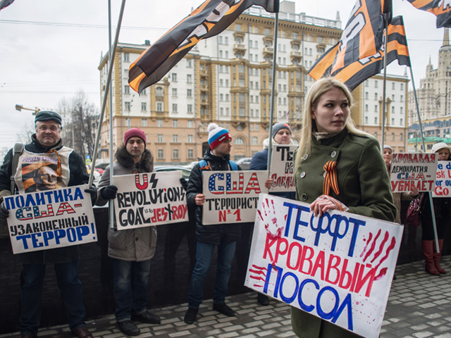 Участники пикета Национально-освободительного движения России у посольства США в Москве