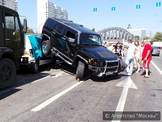 Массовая автоавария произошла на юге Москвы: на Варшавском шоссе массивный внедорожник Hummer заехал на крыши легковых автомобилей