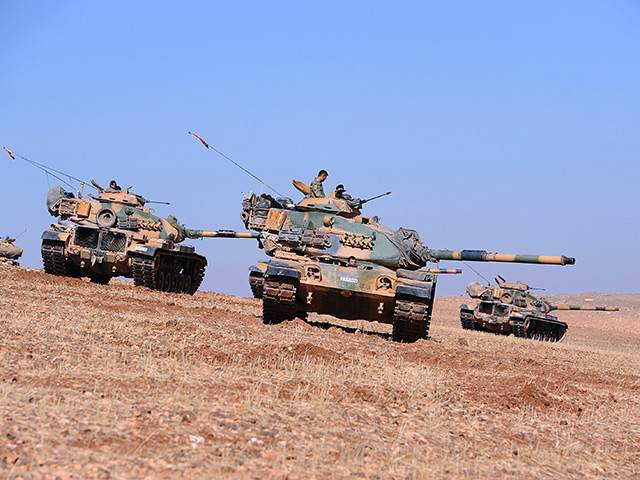Турецкая армия нанесла новый удар по курдским сепаратистам. С помощью танков были обстреляны их позиции недалеко от сирийского города Джараблус, захваченного боевиками радикальной группировки "Исламское государство"