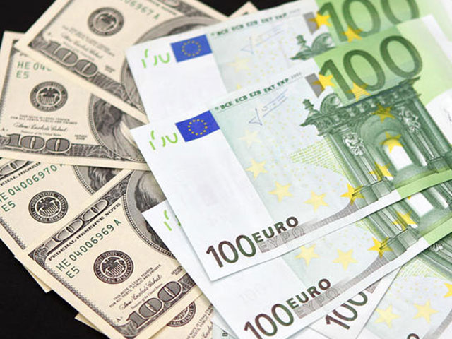 Курс евро поднимался выше 66 рублей, доллар стремится к 60