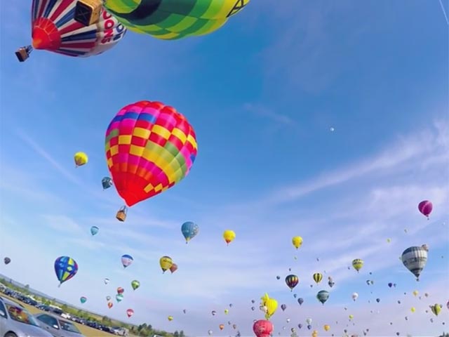 Во Франции запустили в небо больше 400 воздушных шаров