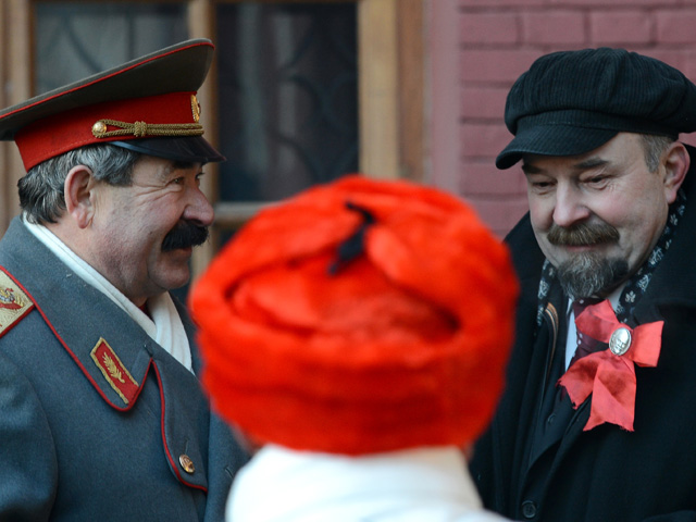 Двойники Иосифа Сталина и Владимира Ленина (слева направо) на Красной площади в Москве