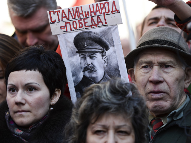 Сторонники КПРФ во время акции протеста у посольства Украины в Москве