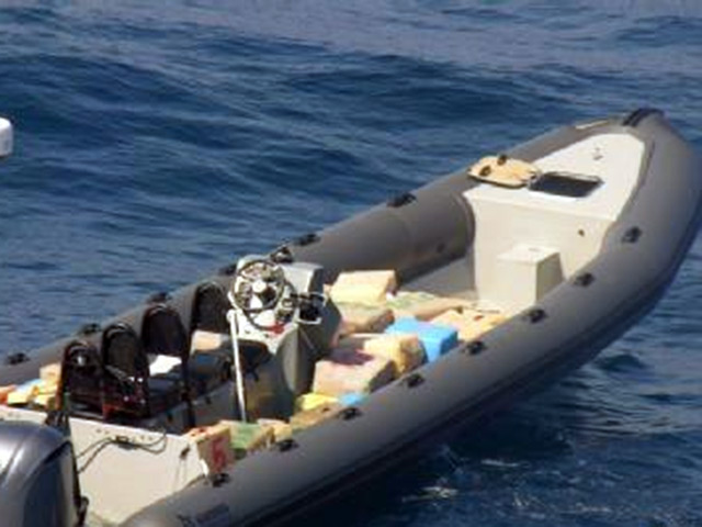 Военно-морские силы Испании конфисковали крупную партию контрабанды наркомафии. Преступники перевозили больше тонны наркотиков на быстроходной моторной лодке