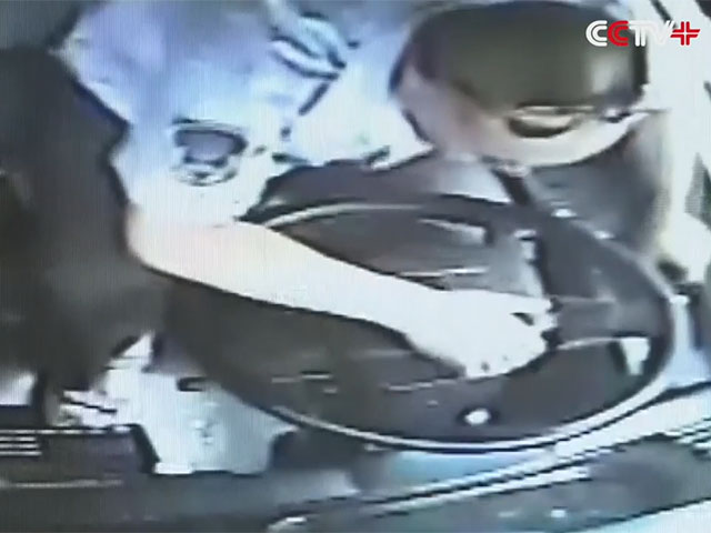 Героический водитель автобуса в Китае спас пассажиров перед тем, как потерять сознание