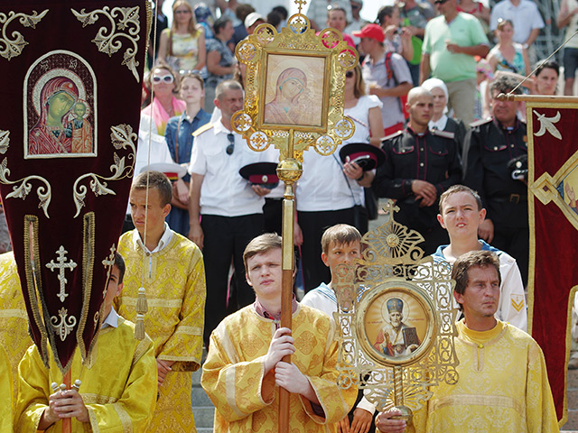 Около тысячи жителей Севастополя сегодня ранним утром прошли пять километров крестным ходом с мощами святого князя Владимира в честь 1000-летия преставления Крестителя Руси