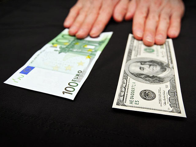 Доллар утром 29 июля оказался на 78 копеек ниже официального курса, евро - на 92 копейки, укрепление рубля связано с решением Банка России приостановить покупки валюты