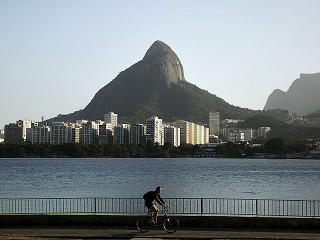 На летних Олимпийских играх в Рио-де-Жанейро в следующем году пловцам и гребцам придется соревноваться в водах, которые по уровню загрязненности сравнимы со сточными
