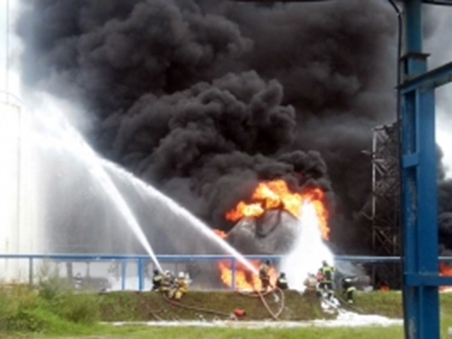 Благодаря слаженным действиям пожарно-спасательных формирований удалось не допустить возгорание соседнего резервуара. Тушение пожара продолжается