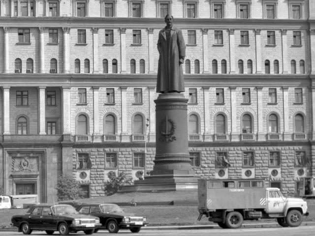 37% участников исследования считают, что на Лубянскую площадь необходимо вернуть памятник Феликсу Дзержинскому
