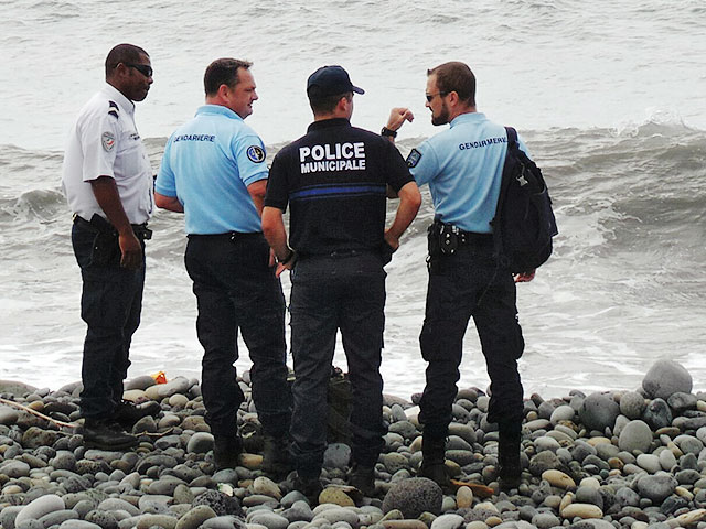 Недалеко от места, где был обнаружен предполагаемый фрагмент крыла малайзийского Boeing, -  на берегу французского острова Реюньон в Индийском океане - теперь найден чемодан