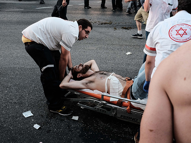 В Иерусалиме так называемый "Парад гордости", организованный накануне ЛГБТ-активистами, закончился трагедией: на участников акции напал мужчина, вооруженный ножом