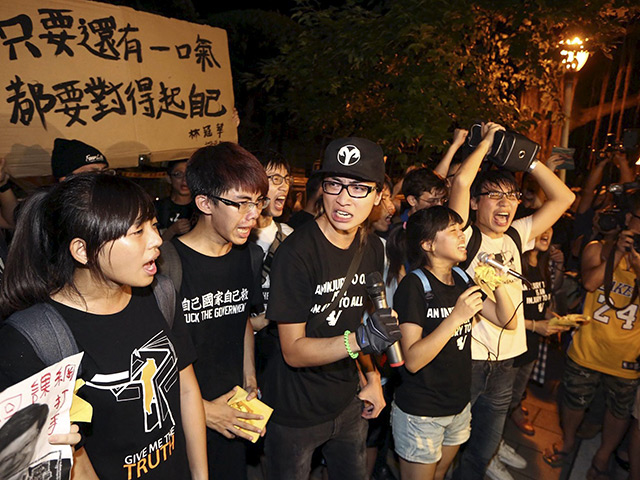 Сотни протестующих собрались в ночь на пятницу у здания министерства образования в Тайбэе, призывая к отставке министра образования после самоубийства студента