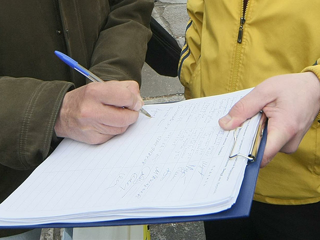 В Новосибирске разгорелся конфликт между сборщиками подписей для регистрации списка ПАРНАСа в областную думу и представителями партии. Группа из тех, кто собирал подписи, пришла к зданию штаба оппозиционеров с требованием отдать им зарплату.