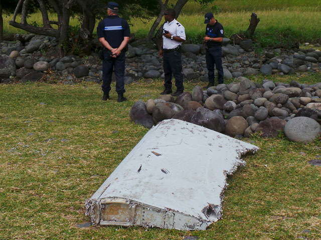 Власти Малайзии подтвердили, что найденный на острове Реюньон обломок крыла принадлежит самолету типа Boeing 777