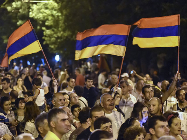 Члены движения "Вставай, Армения!" требуют от армянских властей объяснить, из каких источников будет субсидироваться повышение тарифов на электроэнергию в Армении