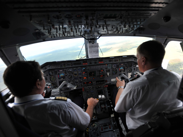 Кабина пилотов нового самолета авиакомпании "РусЛайн" Embraer 120