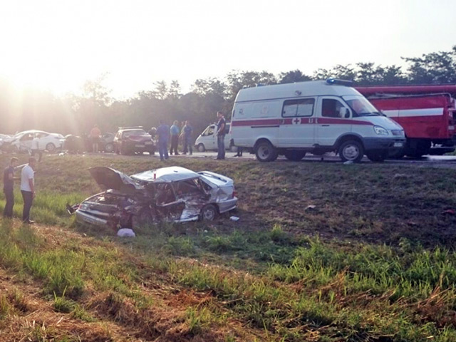 В Краснодарском крае на трассе столкнулись четыре автомобиля. В результате крупного ДТП в Динском районе погибли пять человек, еще шестеро пострадали и госпитализированы в две районные больницы